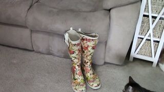 BuddahsPlayground - Doll Face Rain Boots Bounce and Crossed, Boot Fetish, Boots, Crossed Legs Fetish, Leggings, Short Shorts, ManyVids